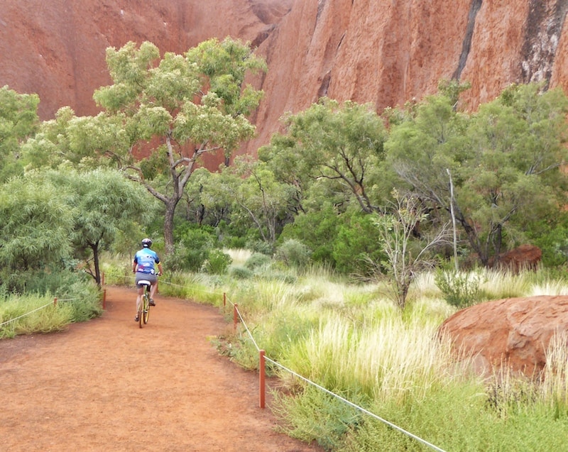 cycling-uluru-bike-path