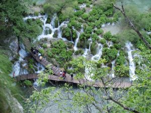 Plitvice-Lakes-waterfalls-boardwalk