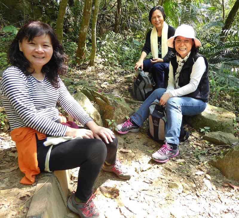 women-hikers-zhuilu-trail-taroko-gorge