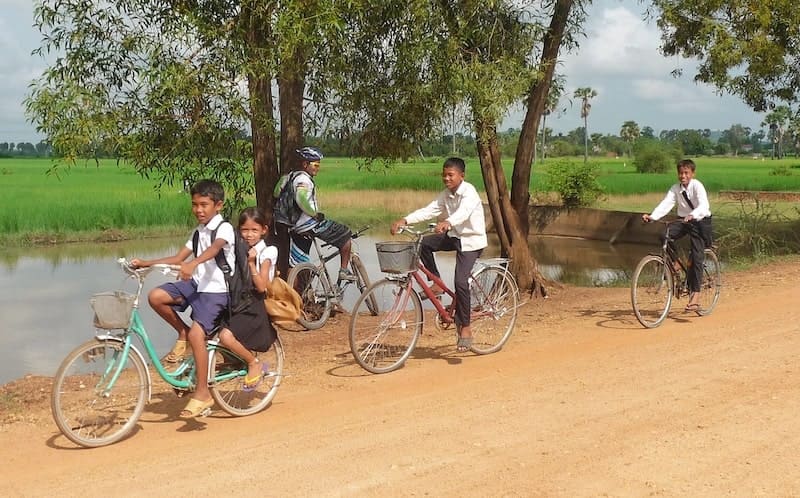 cycling-cambodia-children