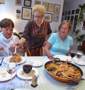 Barceloan-trip4real-host-serving-paella
