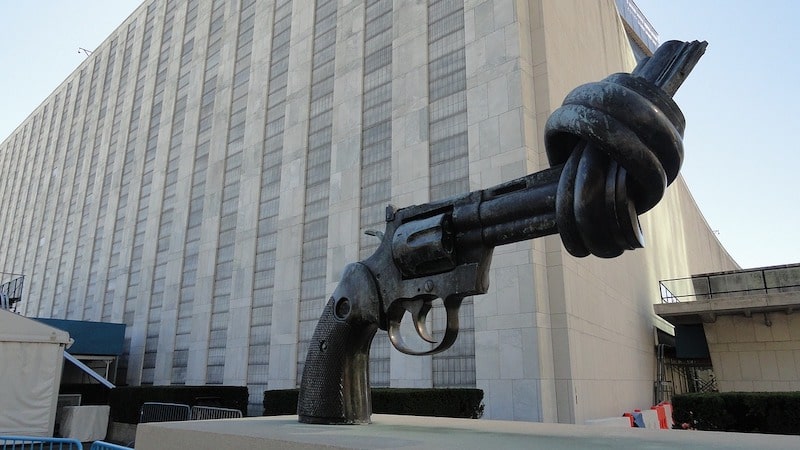knotted-gun-sculpture-united-nations