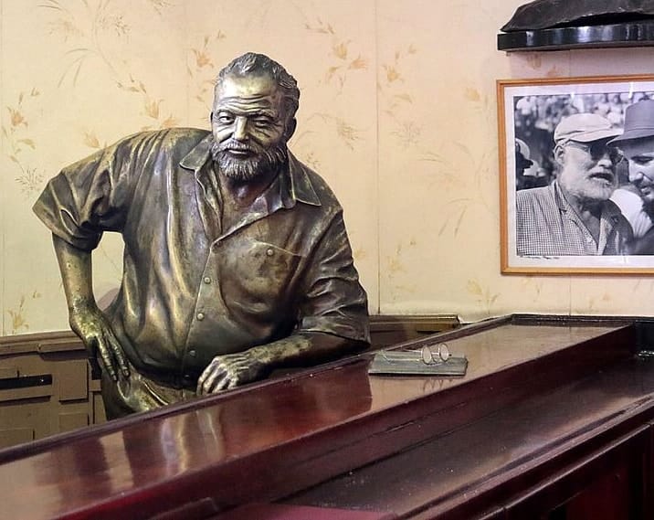 Hemingway-statue-La-Floridita-Havana