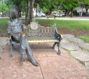 Parque-John-Lennon-statue-on bench
