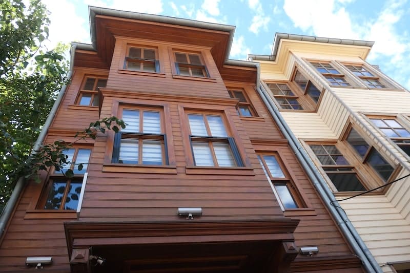 wooden-houses-near-sulemaniye-mosque