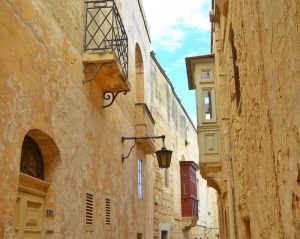 Malta-Mdina-alleyway