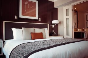 hotel-room-decorative-bedding