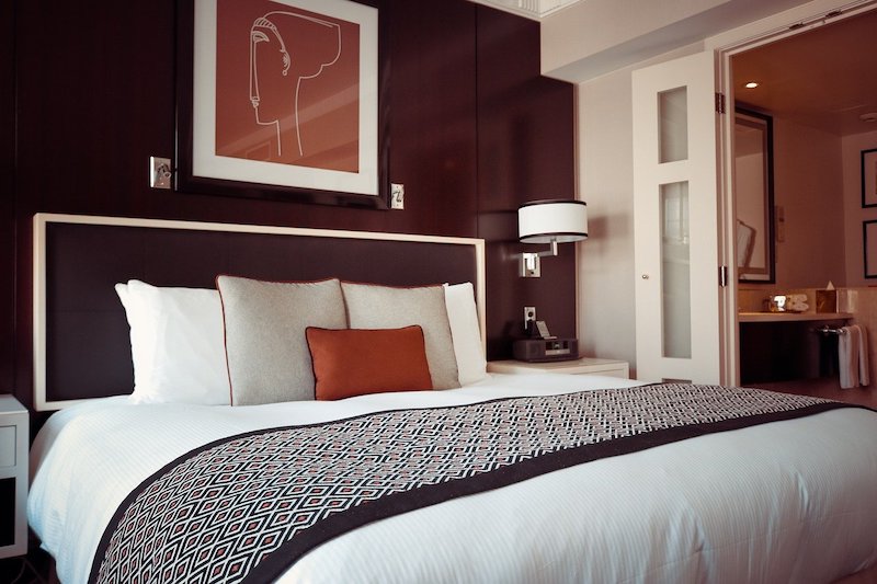 hotel-room-decorative-bedding