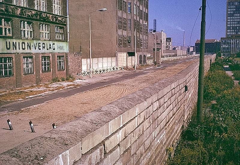 Berlin-Wall-at-Checkpoint-Charlie-1972