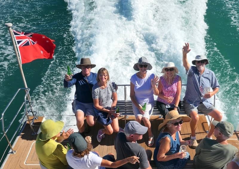 Akaroa-Dolphins-cruise-passengers