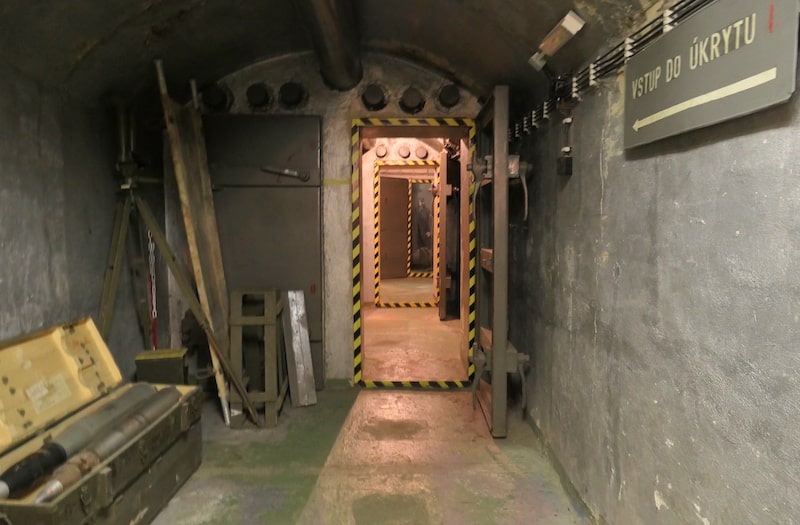 Prague-nuclear-bunker-tour-hallway