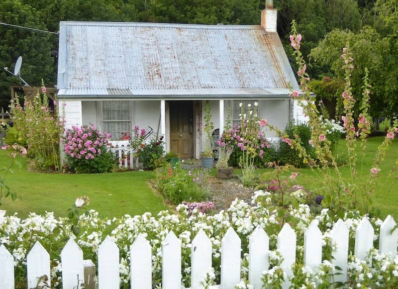 cottage-beside-queenstown-trail-NZ