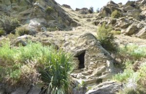 gold-rush-rock-shelters-Roxburgh-Gorge-NZ