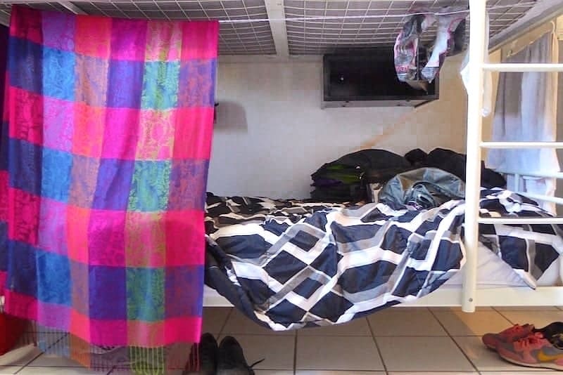 privacy-curtain-clothesline-in-hostel