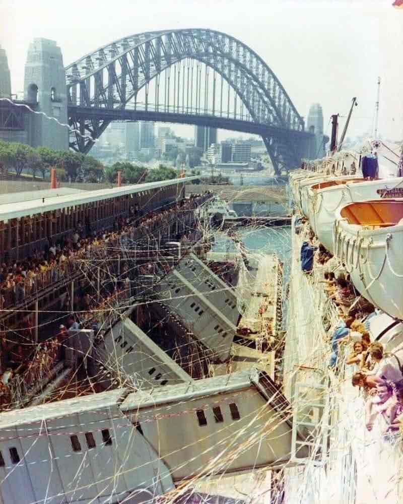 streamers-sydney-cruise-ship-departure