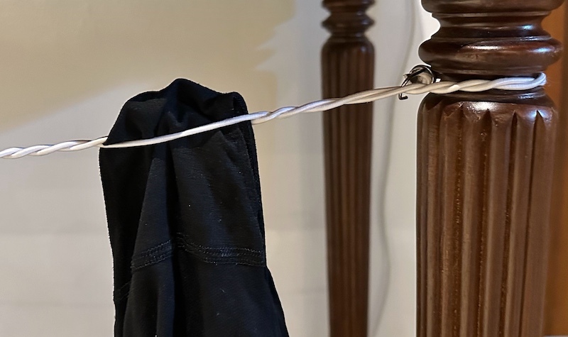 travel-clothesline-under-table