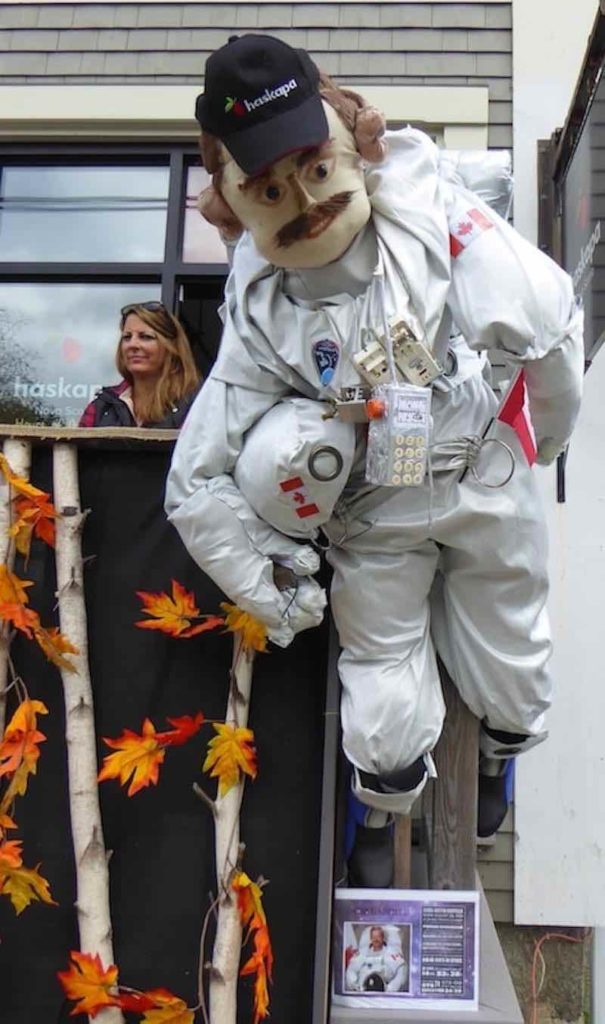 scarecrow-festival-astronaut