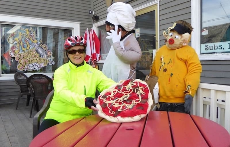 scarecrow-festival-pizza-display