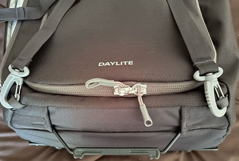 backpack-straps-osprey-daylite-carry-on-wheeled-duffel-40