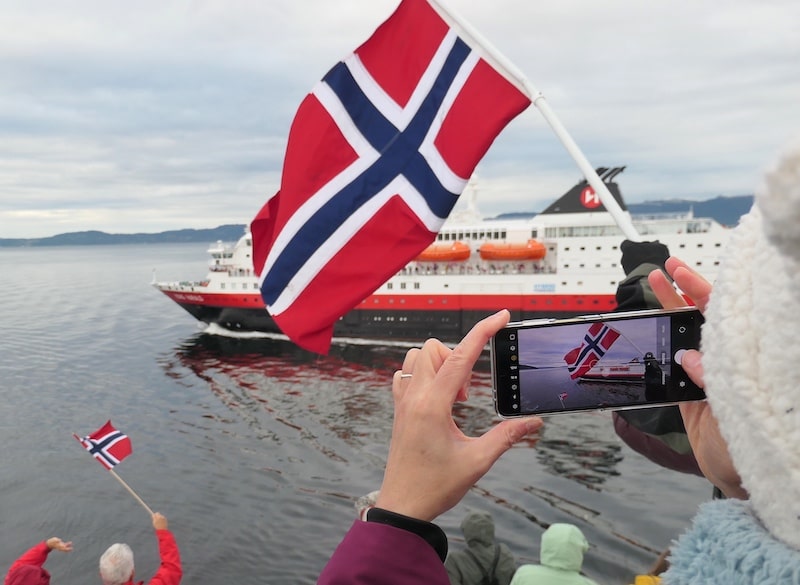 passing-hurtigruten-ships-norway