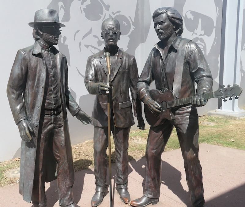 beegees-sculpture-queensland--australia
