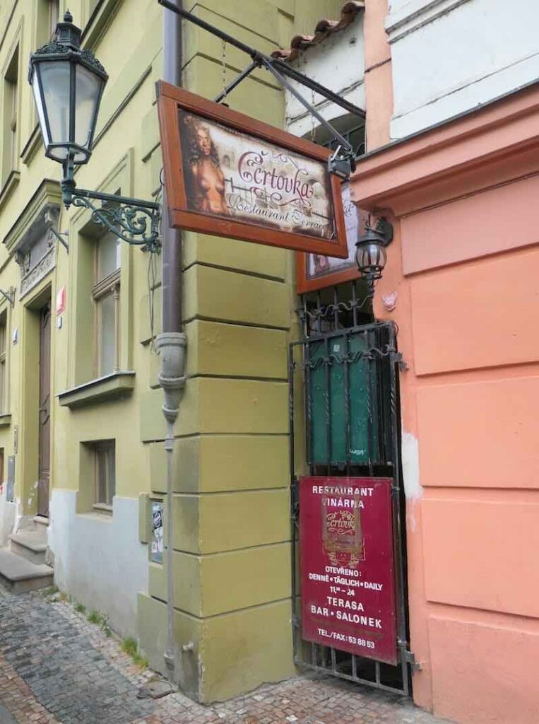 narrow-alley-prague