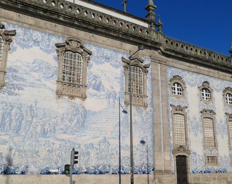carmo-church-wall-in-tiles-porto